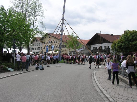 Wetterglück beim Maibaumaufstellen