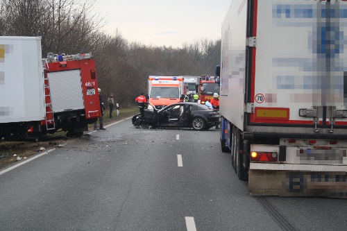 PKW gegen LKW