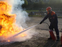Übung mit dem Feuerlöscher