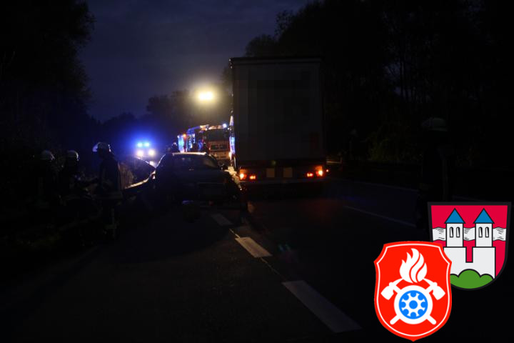 05 10 2011 4050 VU vor Innbruecke PKW LKW