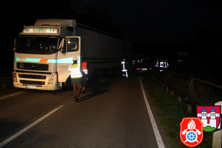 05 10 2011 4051 VU vor Innbruecke PKW LKW
