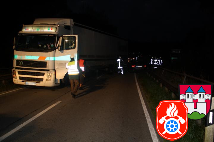 05 10 2011 4051 VU vor Innbruecke PKW LKW