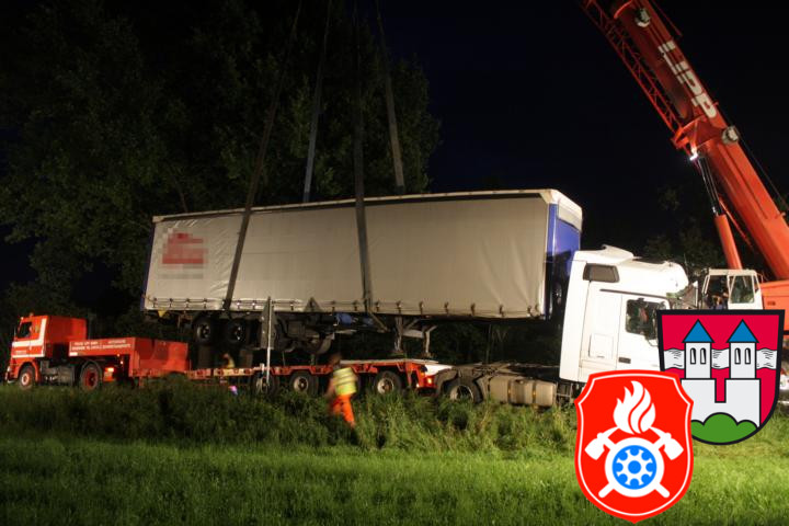 08 06 2011 2744 VU toedlich B15 Zainach PKW LKW