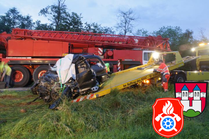 08 06 2011 2769 VU toedlich B15 Zainach PKW LKW