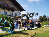 Aufstellen des Hochzeitbaumes