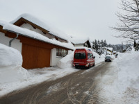 Schneelast von Dächer befreien